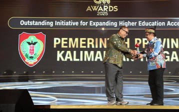 PENGHARGAAN : Pemerintah Provinsi Kalteng berhasil raih penghargaan Outstanding Initiative for Expanding Higher Education Access di ajang CNN Indonesia Awards 2025, Jumat (31/10/2025).(IST)