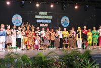 RUANG BEREKSPRESI - Kepala Disbudpar Prov. Kalteng bersama anak-anak berbakat dalam gelar seni budaya.(IST)
