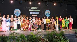 RUANG BEREKSPRESI - Kepala Disbudpar Prov. Kalteng bersama anak-anak berbakat dalam gelar seni budaya.(IST)