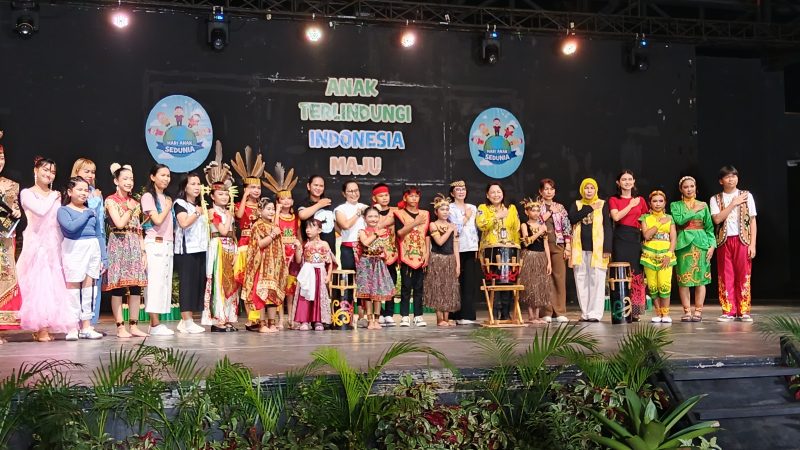 RUANG BEREKSPRESI - Kepala Disbudpar Prov. Kalteng bersama anak-anak berbakat dalam gelar seni budaya.(IST)