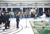 MELANTIK : Gubernur Kalteng Agustiar Sabran saat melantik Dewan Hakim, Dewan Pengawas, Dewan Pertimbangan, dan Panitera MTQH XXXIII di GPU Balai Antang Muara Teweh pada Minggu (16/11/2025).(IST)