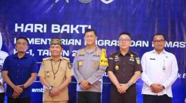 FOTO BERSAMA: Gubernur Kalteng H.Agustiar Sabran saat foto bersama usai menghadiri acara Tasyakuran dalam rangka Peringatan Hari Bakti Kementerian Imigrasi dan Pemasyarakatan Ke-1 Tahun 2025 di Aula Luar Rutan Kelas IIA Palangka Raya, Rabu (19/11/2024).(IST)