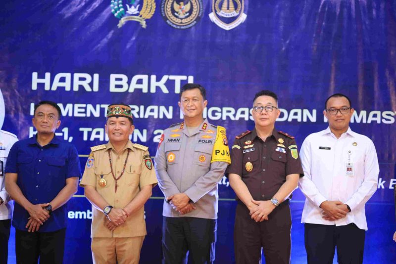 FOTO BERSAMA: Gubernur Kalteng H.Agustiar Sabran saat foto bersama usai menghadiri acara Tasyakuran dalam rangka Peringatan Hari Bakti Kementerian Imigrasi dan Pemasyarakatan Ke-1 Tahun 2025 di Aula Luar Rutan Kelas IIA Palangka Raya, Rabu (19/11/2024).(IST)