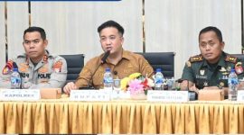 PIMPIN : Bupati Lamandau Rizky Aditya Putra saat memimpin rapat  persiapan Festival Babukung dan Lamandau Expo 2025, Senin (3/11).(IST)
