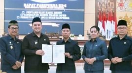 KESEPAKATAN BERSAMA : Bupati Lamandau Rizky Aditya Putra dan Ketua DPRD Lamandau Herianto usai menandatangani kesepakatan bersama saat rapat paripurna di DPRD Lamandau, Senin (17/11).(IST)