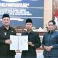 KESEPAKATAN BERSAMA : Bupati Lamandau Rizky Aditya Putra dan Ketua DPRD Lamandau Herianto usai menandatangani kesepakatan bersama saat rapat paripurna di DPRD Lamandau, Senin (17/11).(IST)