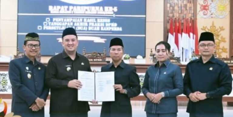 KESEPAKATAN BERSAMA : Bupati Lamandau Rizky Aditya Putra dan Ketua DPRD Lamandau Herianto usai menandatangani kesepakatan bersama saat rapat paripurna di DPRD Lamandau, Senin (17/11).(IST)