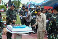 POTONG KUE : Gubernur Kalteng H. Agustiar Sabran, memotong kue saat Syukuran Hari Ulang Tahun ke-80 Korps Brimob Polri di Mako Satbrimob Polda Kalteng, Jumat (14/11/2025).(IST)