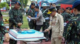 POTONG KUE : Gubernur Kalteng H. Agustiar Sabran, memotong kue saat Syukuran Hari Ulang Tahun ke-80 Korps Brimob Polri di Mako Satbrimob Polda Kalteng, Jumat (14/11/2025).(IST)