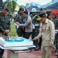 POTONG KUE : Gubernur Kalteng H. Agustiar Sabran, memotong kue saat Syukuran Hari Ulang Tahun ke-80 Korps Brimob Polri di Mako Satbrimob Polda Kalteng, Jumat (14/11/2025).(IST)