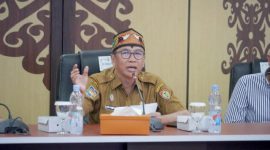 SOSIALISASI : Plt. Sekretaris Daerat Provinsi Kalteng Leonard S. Ampung saat menyampaikan sambutannya saat Sosialisasi Aplikasi KHBS Tahun 2025 yang digelar di Aula Kanderang Tingang, Diskominfosantik Provinsi Kalteng, Selasa (30/12/2025).(IST)