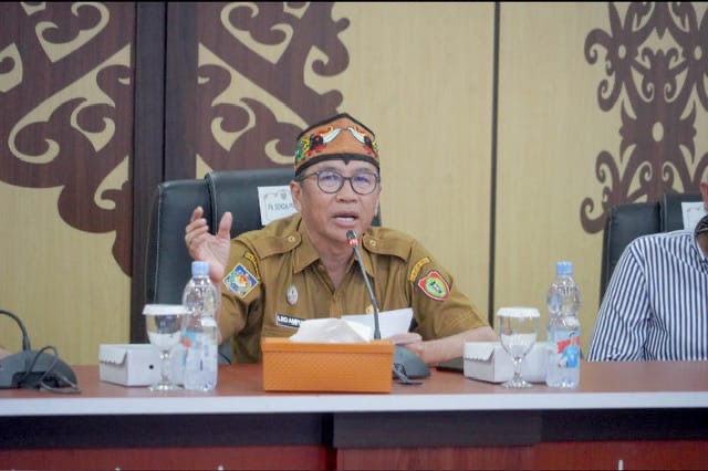 SOSIALISASI : Plt. Sekretaris Daerat Provinsi Kalteng Leonard S. Ampung saat menyampaikan sambutannya saat Sosialisasi Aplikasi KHBS Tahun 2025 yang digelar di Aula Kanderang Tingang, Diskominfosantik Provinsi Kalteng, Selasa (30/12/2025).(IST)