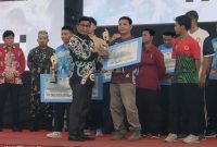 Personel Polsek Marikit Polres Katingan Aipda Riandorisko saat menerima penghargaan hadiah diatas panggung diGOR Indoor Km 5 Jalan Tjilik Riwut Palangkaraya.(IST)