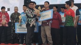 Personel Polsek Marikit Polres Katingan Aipda Riandorisko saat menerima penghargaan hadiah diatas panggung diGOR Indoor Km 5 Jalan Tjilik Riwut Palangkaraya.(IST)