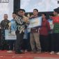 Personel Polsek Marikit Polres Katingan Aipda Riandorisko saat menerima penghargaan hadiah diatas panggung diGOR Indoor Km 5 Jalan Tjilik Riwut Palangkaraya.(IST)