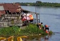 FOTO: Tim SAR Pos Sampit bersama warga setempat saat menyelamatkan perempuan yang diduga hendak bunuh diri di Sungai Mentaya. (FOTO: IST).