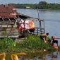 FOTO: Tim SAR Pos Sampit bersama warga setempat saat menyelamatkan perempuan yang diduga hendak bunuh diri di Sungai Mentaya. (FOTO: IST). 