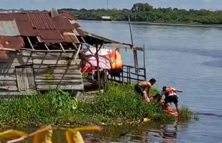 FOTO: Tim SAR Pos Sampit bersama warga setempat saat menyelamatkan perempuan yang diduga hendak bunuh diri di Sungai Mentaya. (FOTO: IST). 