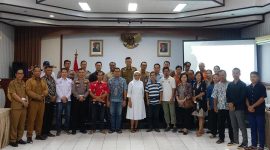 FOTO BERSAMA : Pemkab Kotim beserta pihak panitia Road Race dan pengurus Gereja Katolik St. Joan Don Bosco, saat foto bersama usai audiensi di Ruang Anggrek Tewu, Lantai II Kantor Bupati Kotim, Selasa (9/12/2025).(IST)