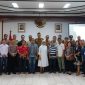 FOTO BERSAMA : Pemkab Kotim beserta pihak panitia Road Race dan pengurus Gereja Katolik St. Joan Don Bosco, saat foto bersama usai audiensi di Ruang Anggrek Tewu, Lantai II Kantor Bupati Kotim, Selasa (9/12/2025).(IST)