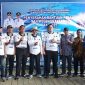 MENYERAHKAN : Bupati Lamandau Rizky Aditya Putra bersama Wakil Bupati Abdul Hamid saat menyerahkan 54 unit perahu beserta perlengkapannya kepada kelompok nelayan di Dermaga Batu Bisa, Minggu (7/12/2025).(IST)