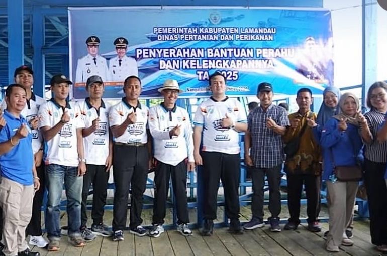 MENYERAHKAN : Bupati Lamandau Rizky Aditya Putra bersama Wakil Bupati Abdul Hamid saat menyerahkan 54 unit perahu beserta perlengkapannya kepada kelompok nelayan di Dermaga Batu Bisa, Minggu (7/12/2025).(IST)