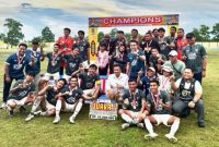 FOTO BERSAMA: Bupati Kabupaten Lamandau, Rizky Aditya Putra saat foto bersama dengan tim TIDAR FC di Stadion Sport Center Pangkalan Bun, Minggu (14/12).(IST)