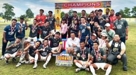 FOTO BERSAMA: Bupati Kabupaten Lamandau, Rizky Aditya Putra saat foto bersama dengan tim TIDAR FC di Stadion Sport Center Pangkalan Bun, Minggu (14/12).(IST)