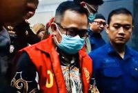 DITAHAN : Tersangka kasus dugaan korupsi penjualan zircon periode 2020- 2025 saat dilakukan penahanan pada Kamis malam, (11/12/2025).(IST)