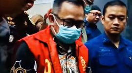 DITAHAN : Tersangka kasus dugaan korupsi penjualan zircon periode 2020- 2025 saat dilakukan penahanan pada Kamis malam, (11/12/2025).(IST)
