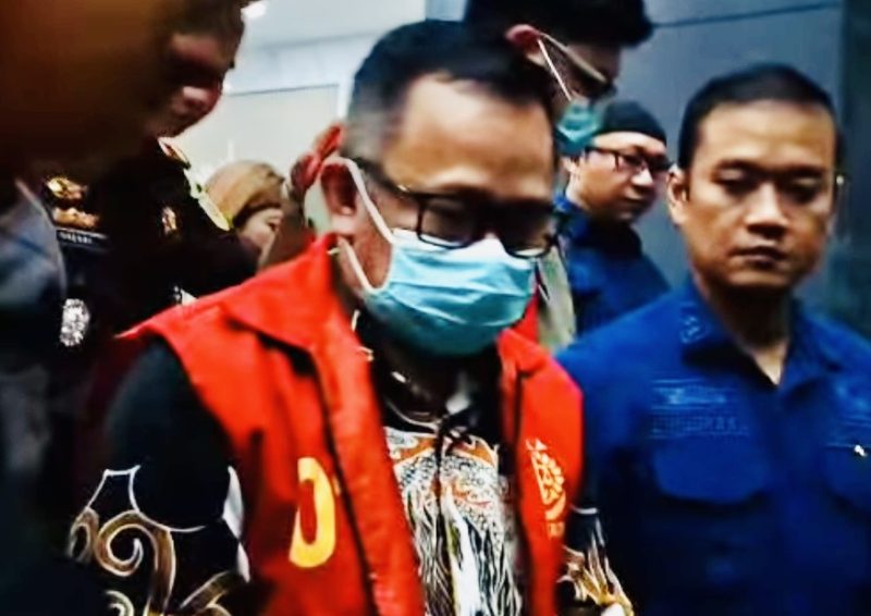 DITAHAN : Tersangka kasus dugaan korupsi penjualan zircon periode 2020- 2025 saat dilakukan penahanan pada Kamis malam, (11/12/2025).(IST)