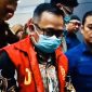 DITAHAN : Tersangka kasus dugaan korupsi penjualan zircon periode 2020- 2025 saat dilakukan penahanan pada Kamis malam, (11/12/2025).(IST)