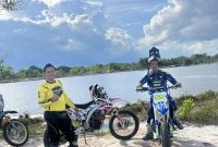 TRABAS : Azharul Hadi bersama rider dari Komunitas Trail Sampit melakukan trabas di kawasan KM 6 Sampit arah Pangkalan Bun, Jumat (19/12/2025) sore.(IST)