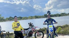 TRABAS : Azharul Hadi bersama rider dari Komunitas Trail Sampit melakukan trabas di kawasan KM 6 Sampit arah Pangkalan Bun, Jumat (19/12/2025) sore.(IST)