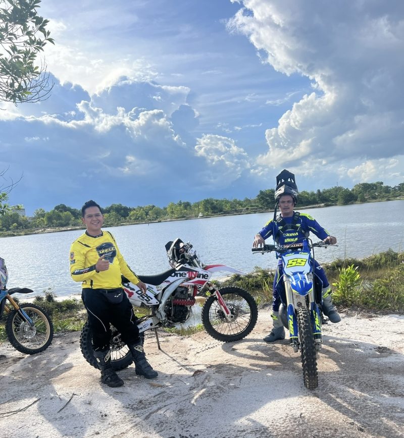 TRABAS : Azharul Hadi bersama rider dari Komunitas Trail Sampit melakukan trabas di kawasan KM 6 Sampit arah Pangkalan Bun, Jumat (19/12/2025) sore.(IST)