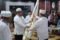 DIKUKUHKAN: Dr. H. Rahmat Nasution Hamka saat dikukuhkan sebagai Ketua Pengurus Wilayah IPHI Provinsi Kalteng Masa Bhakti 2025–2030, bersama jajaran pengurus lainnya, Sabtu (13/12/2025).(IST)
