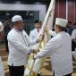 DIKUKUHKAN: Dr. H. Rahmat Nasution Hamka saat dikukuhkan sebagai Ketua Pengurus Wilayah IPHI Provinsi Kalteng Masa Bhakti 2025–2030, bersama jajaran pengurus lainnya, Sabtu (13/12/2025).(IST)
