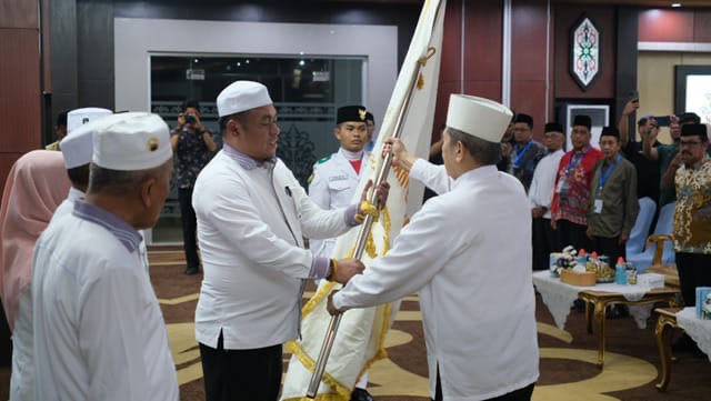 DIKUKUHKAN: Dr. H. Rahmat Nasution Hamka saat dikukuhkan sebagai Ketua Pengurus Wilayah IPHI Provinsi Kalteng Masa Bhakti 2025–2030, bersama jajaran pengurus lainnya, Sabtu (13/12/2025).(IST)

