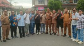 CEK LOKASI : Pemkab Kotim bersama panitia dan pihak klinik serta gereja saat cek lokasi untuk penyesuaian teknis road race di kawasan Taman Kota Sampit, Selasa (9/12/2025).(IST)
