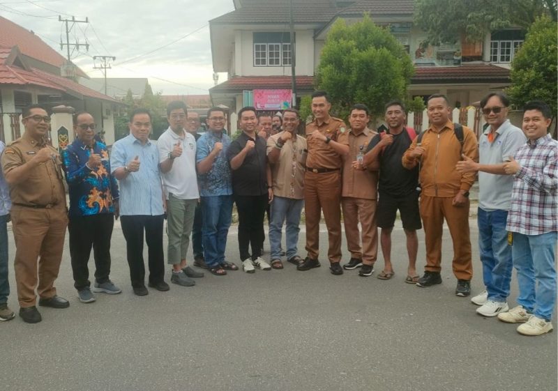 CEK LOKASI : Pemkab Kotim bersama panitia dan pihak klinik serta gereja saat cek lokasi untuk penyesuaian teknis road race di kawasan Taman Kota Sampit, Selasa (9/12/2025).(IST)