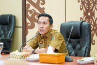 PAPARAN : Kepala Dinas Komunikasi, Informatika, Persandian, dan Statistik Provinsi Kalimantan Tengah Rangga Lesmana saat memberikan arahan saat menerima kunjungan kerja reses Anggota DPR RI Komisi I, Andina Theresia Narang, di Aula Kanderang Tingang Diskominfosantik Kalteng, Senin (5/1/2026).(IST)