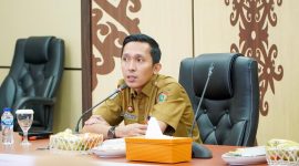 PAPARAN : Kepala Dinas Komunikasi, Informatika, Persandian, dan Statistik Provinsi Kalimantan Tengah Rangga Lesmana saat memberikan arahan saat menerima kunjungan kerja reses Anggota DPR RI Komisi I, Andina Theresia Narang, di Aula Kanderang Tingang Diskominfosantik Kalteng, Senin (5/1/2026).(IST)