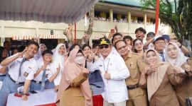 FOTO BERSAMA : Gubernur Kalteng H.Agustiar Sabran saat foto bersama dengan pelajar dan para guru saat melakukan kunjungan kesekolah beberapa waktu lalu.(IST)