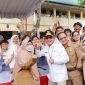 FOTO BERSAMA : Gubernur Kalteng H.Agustiar Sabran saat foto bersama dengan pelajar dan para guru saat melakukan kunjungan kesekolah beberapa waktu lalu.(IST)