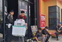 BARANG BUKTI : Tim penyidik Kejaksaan Tinggi (Kejati) Kalimantan Tengah saat membawa barang bukti hasil dari pengeledahan di salah satu percetakan, Selasa (13/1/2026).(IST)