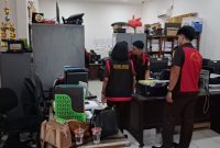 DIGELEDAH : Tim Kejati Kalteng saat melakukan Pengeledahan di DPRD Kabupaten Kotim, Senin (12/1/2026).(IST)