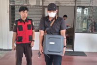 BARANG BUKTI : tim penyidik dari Kejati Kalteng saat membawa barang bukti satu buah CPU hasil dari menggeledah kantor Sekretariat Dewan DPRD Kotim, Senin (12/1/2026).(IST)