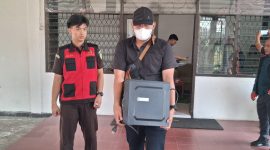 BARANG BUKTI : tim penyidik dari Kejati Kalteng saat membawa barang bukti satu buah CPU hasil dari menggeledah kantor Sekretariat Dewan DPRD Kotim, Senin (12/1/2026).(IST)