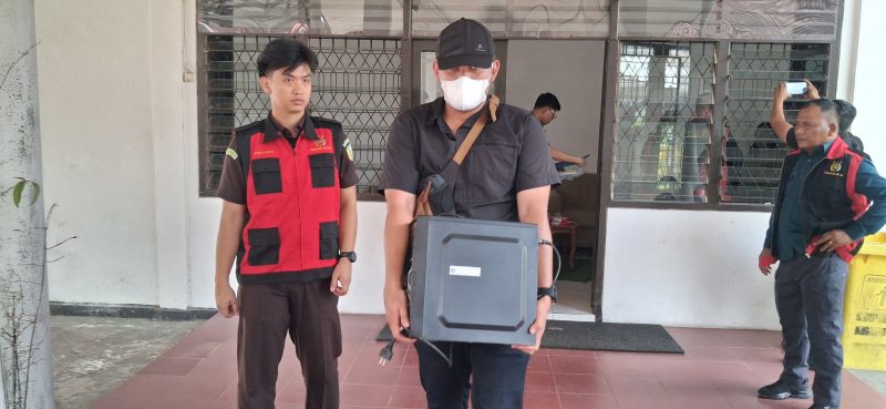 BARANG BUKTI : tim penyidik dari Kejati Kalteng saat membawa barang bukti satu buah CPU hasil dari menggeledah kantor Sekretariat Dewan DPRD Kotim, Senin (12/1/2026).(IST)