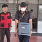 BARANG BUKTI : tim penyidik dari Kejati Kalteng saat membawa barang bukti satu buah CPU hasil dari menggeledah kantor Sekretariat Dewan DPRD Kotim, Senin (12/1/2026).(IST)
